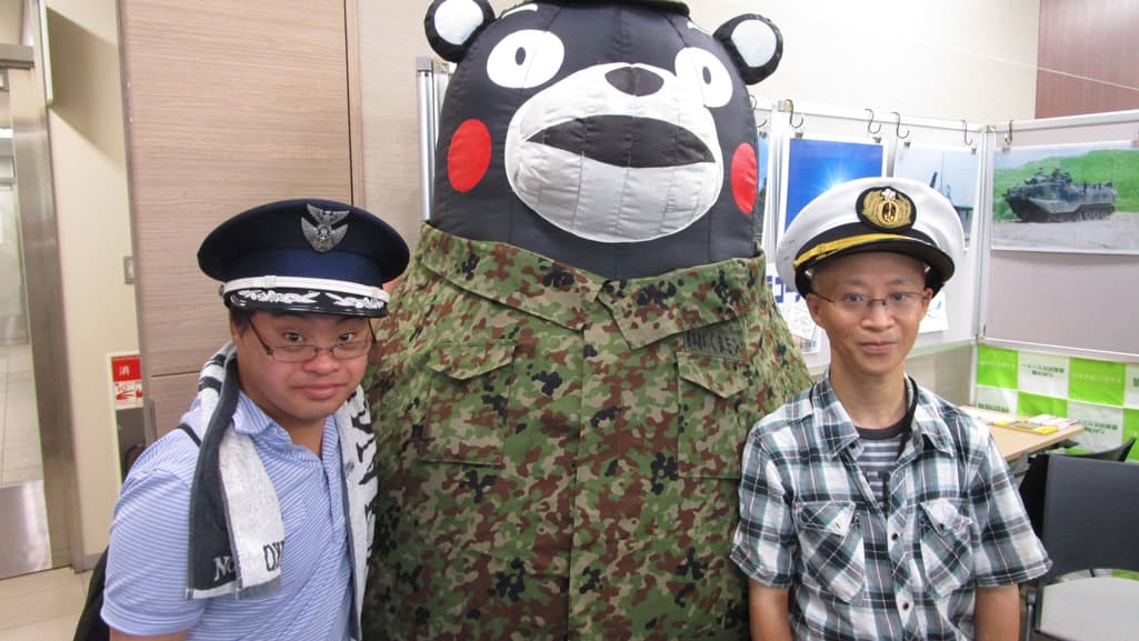 自衛隊制服を着て、写真撮影